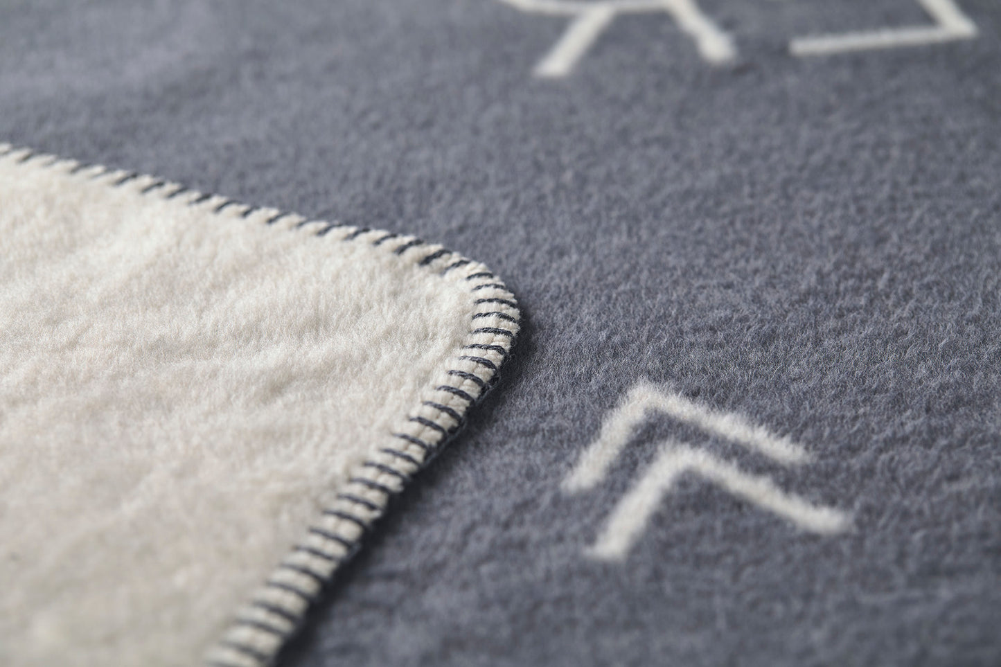 Wohndecke Skis & Spuren