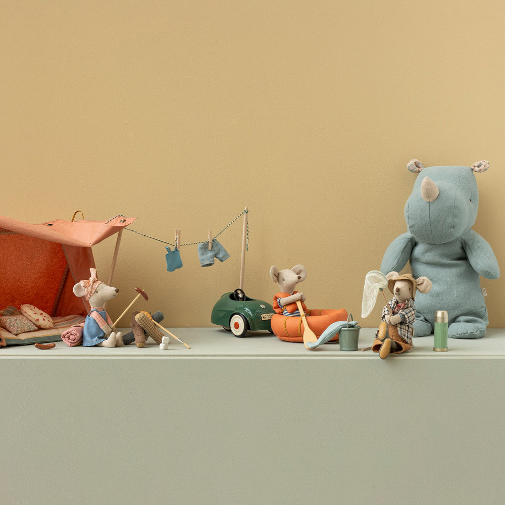 Campingausflug-Szene mit einer Maileg Maus: Die kleine Stoffmaus hält einen Kescher in der Hand, neben ihr steht ein Eimer mit einem gefangenen Fisch – liebevoll arrangiert als verspieltes Miniatur-Abenteuer.