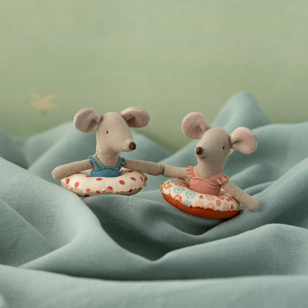 Strandmaus Kleine Schwester mit Schwimmring