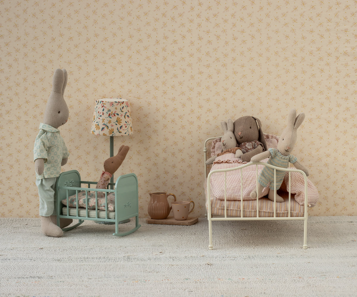 Maileg Spielszene mit Hasenfamilie: Hasenbaby liegt in Metallwiege mit Bettwäsche