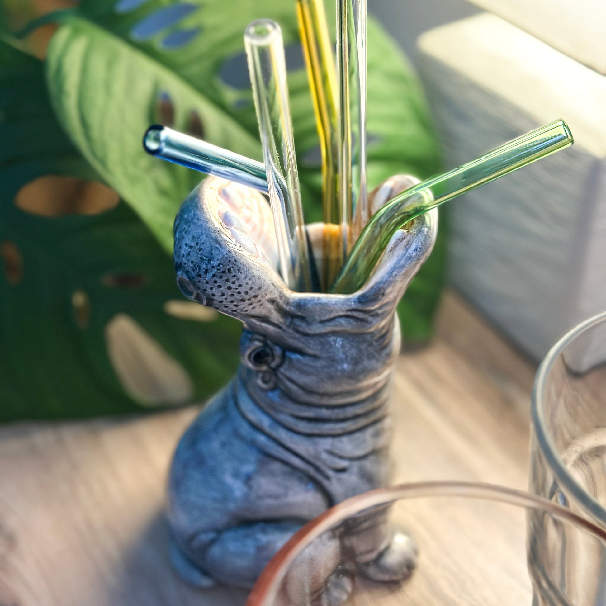 Kleine "Hungry Hippo Vase" von Donkey als Halterung für Glasstrohhalme in der Küche arrangiert