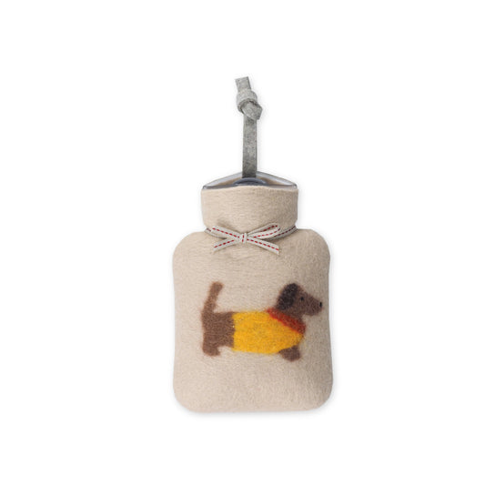 Mini-Wärmflasche mit Merinowoll-Hülle und Dackelmotiv im gelben Pullover, liebevolles Design für Kinder