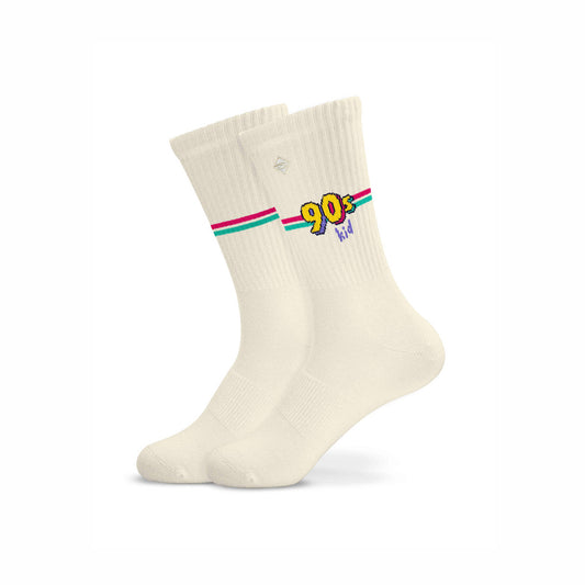 J.Clay Tennissocken in Beige, halbhoch und klassisch geschnitten, mit farbenfroher „90s Kid“-Aufschrift