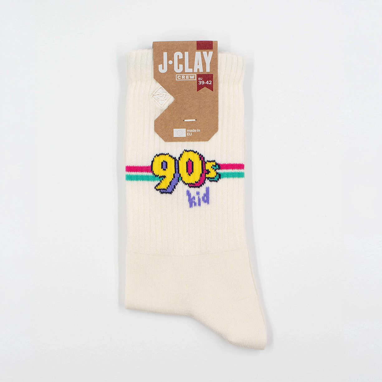 Halbhohe Tennissocken von J.Clay in Beige mit buntem „90s Kid“-Schriftzug, zusammengelegt mit Banderole verpackt