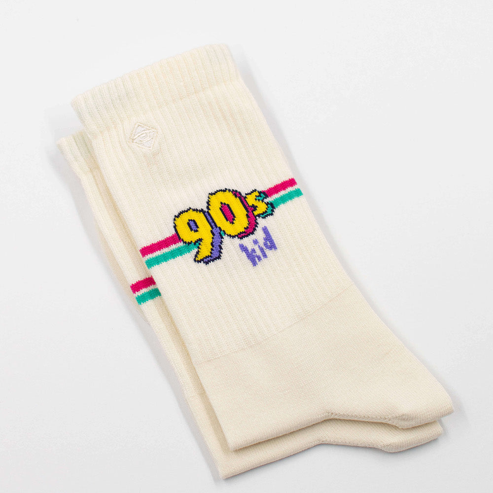 Halbhohe Tennissocken von J.Clay in Beige mit buntem „90s Kid“-Schriftzug, gefaltet