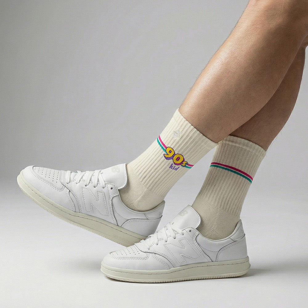 J.Clay Tennissocken in Beige mit „90s Kid“-Design, getragen mit weißen Sneakers
