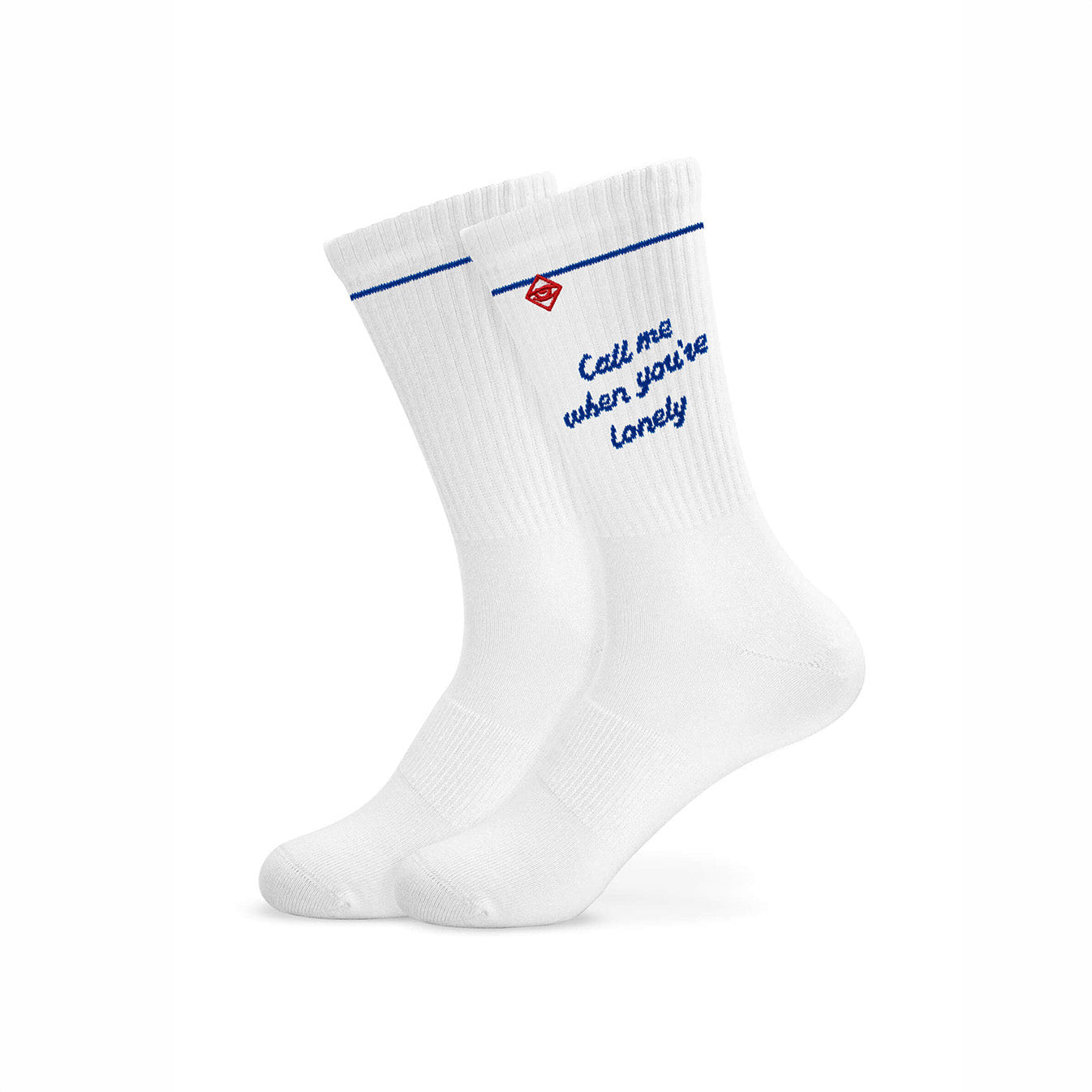 J.Clay Socke in Weiß, halbhoch und klassisch geschnitten, mit dunkelblauem Schriftzug „Call me when you are lonely“ und blauem Streifen und rotem J.Clay-Logo oberhalb