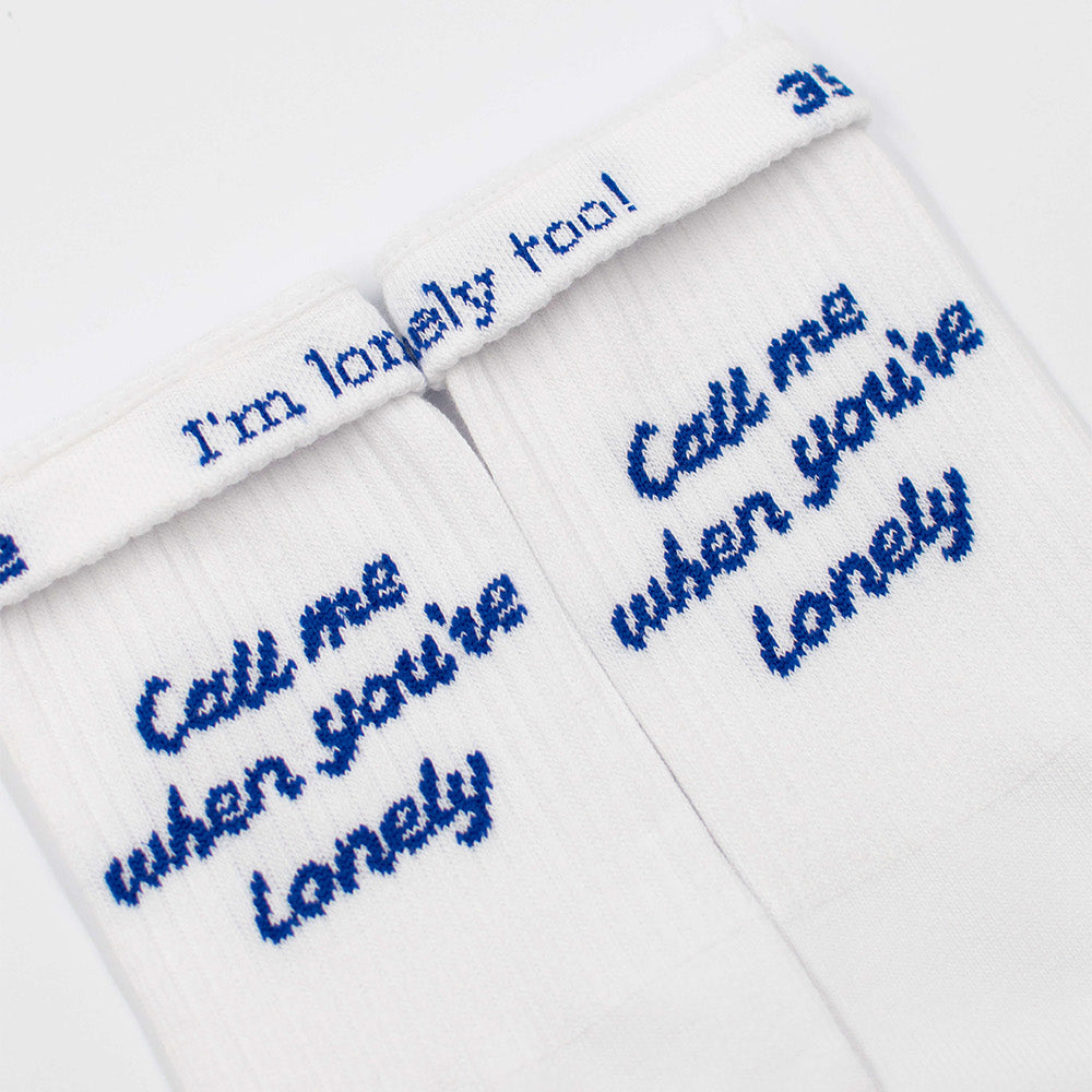 Detailaufnahme der J.Clay Socke in Weiß, umgeschlagener Sockenbund zeigt innere dunkelblaue Aufschrift „I’m lonely too!“