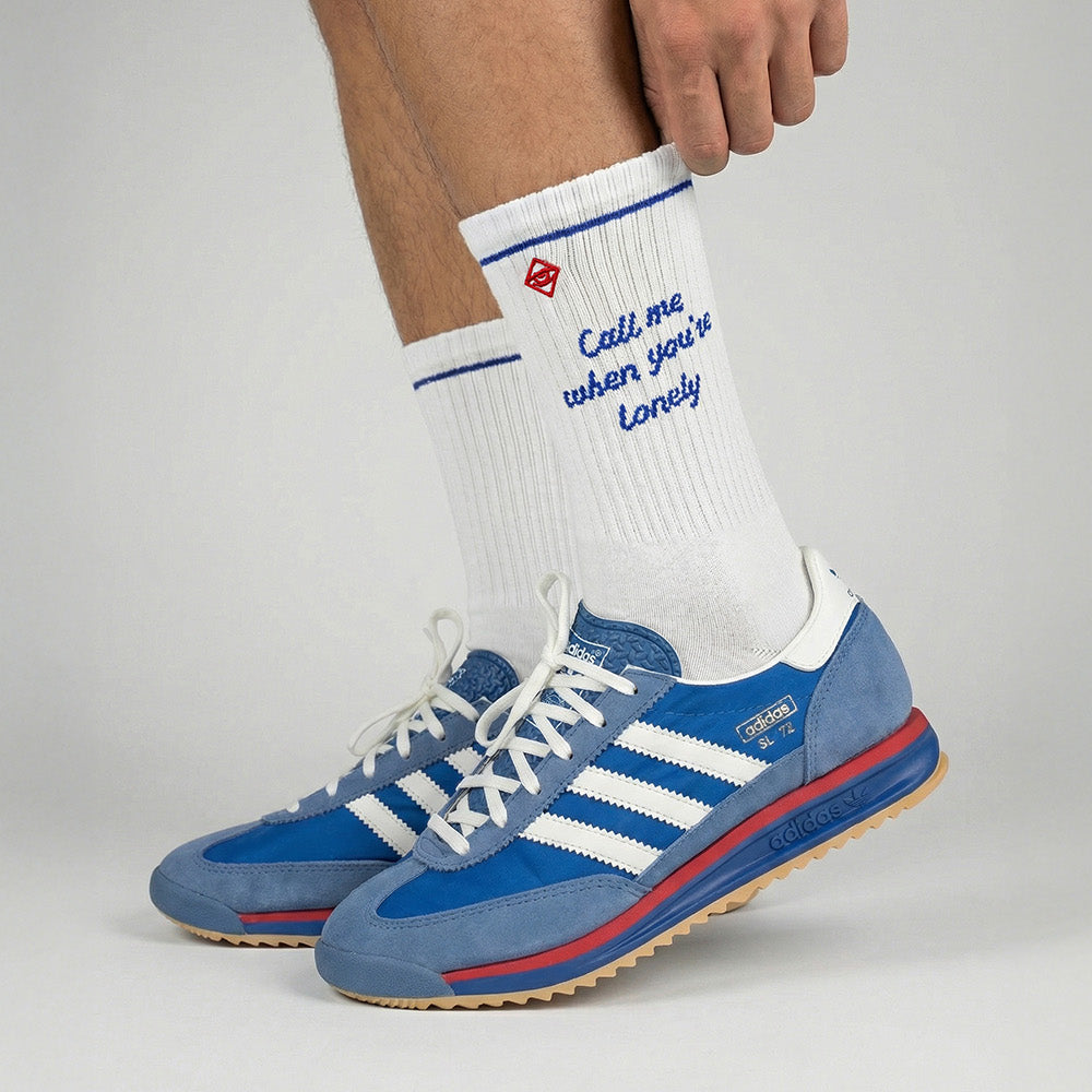 J.Clay Socken Call Me getragenen mit blauen Sneakers, moderner Streetstyle