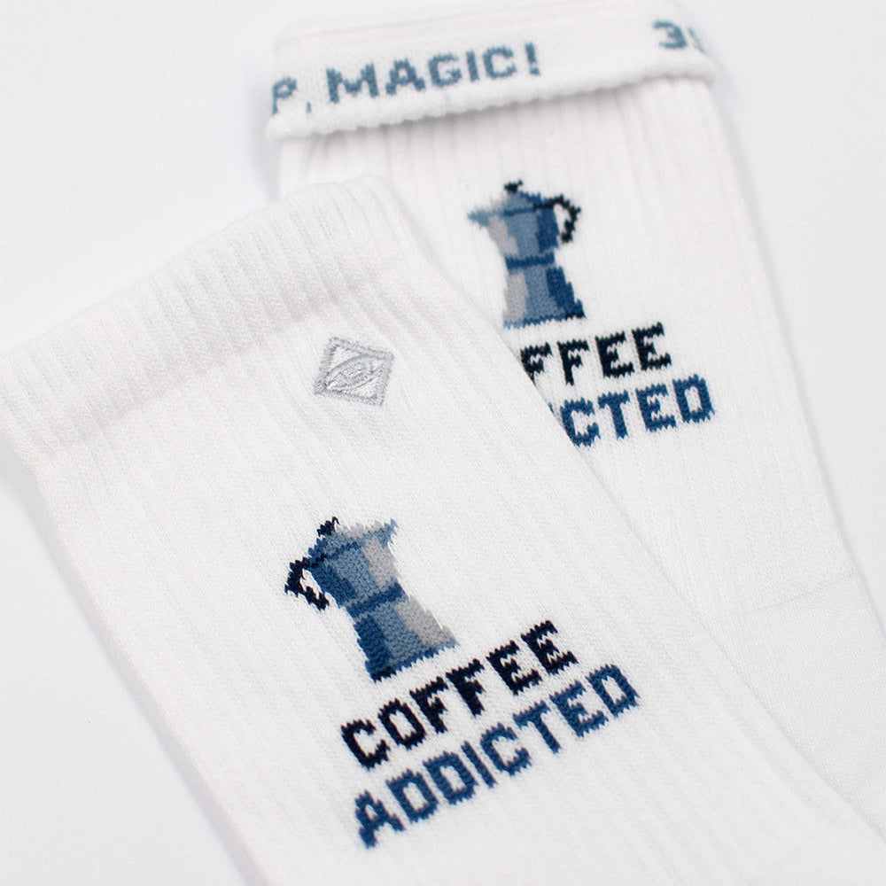 J.Clay Socke Coffee Addicted in Detailansicht mit umgeschlagenem Bund, Innenschrift „Magic!“ sichtbar, kreatives Design-Detail
