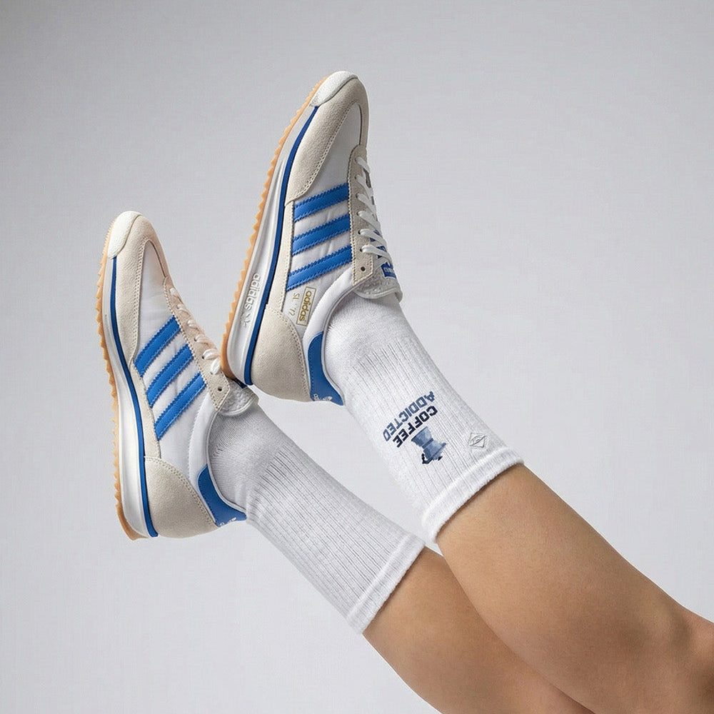 J.Clay Socken Coffee Addicted getragen mit blau-weißen Sneakers, moderner Streetstyle