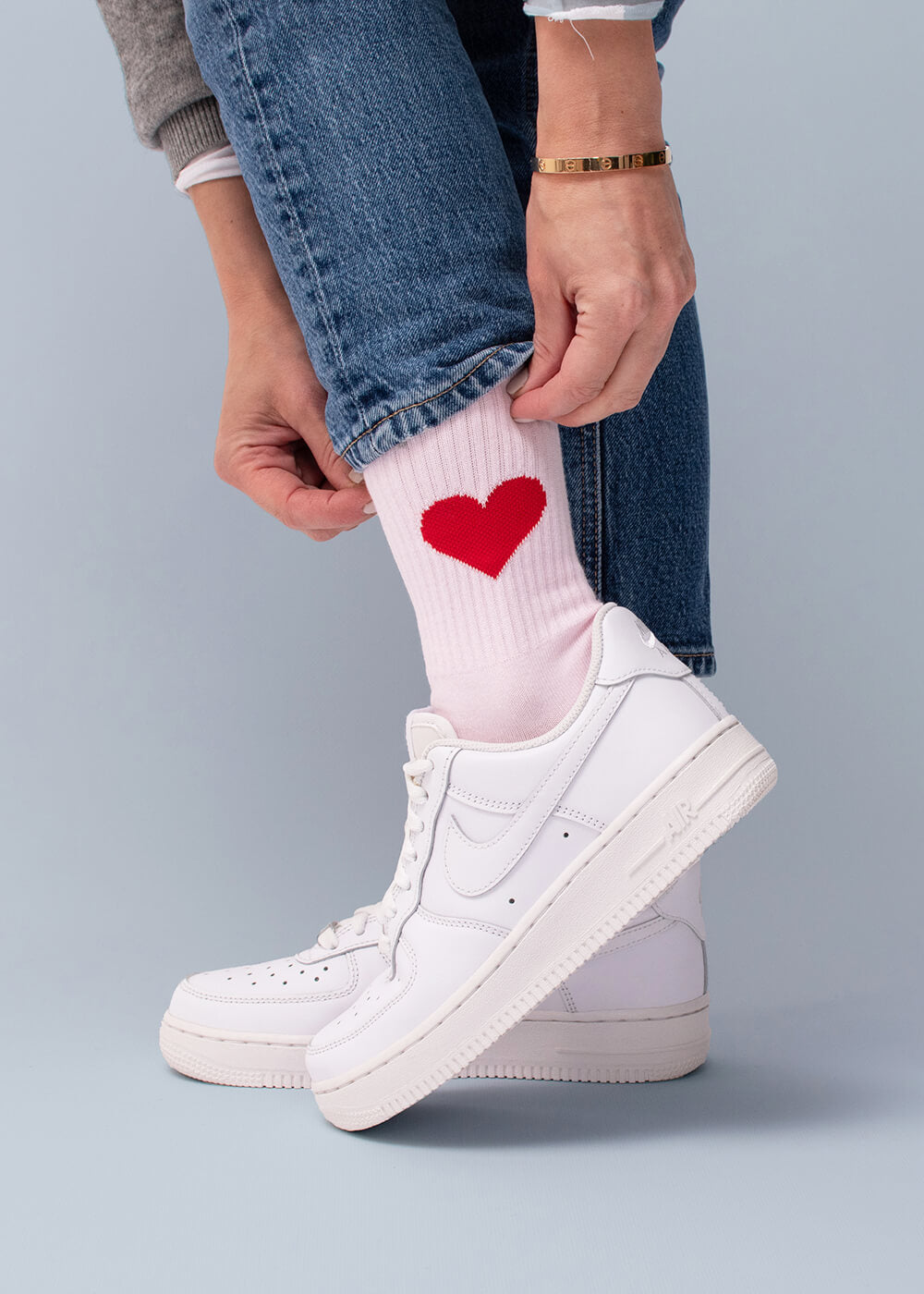 Rosa Crew-Socken mit rotem Herz, getragen mit Sneakers und Jeans