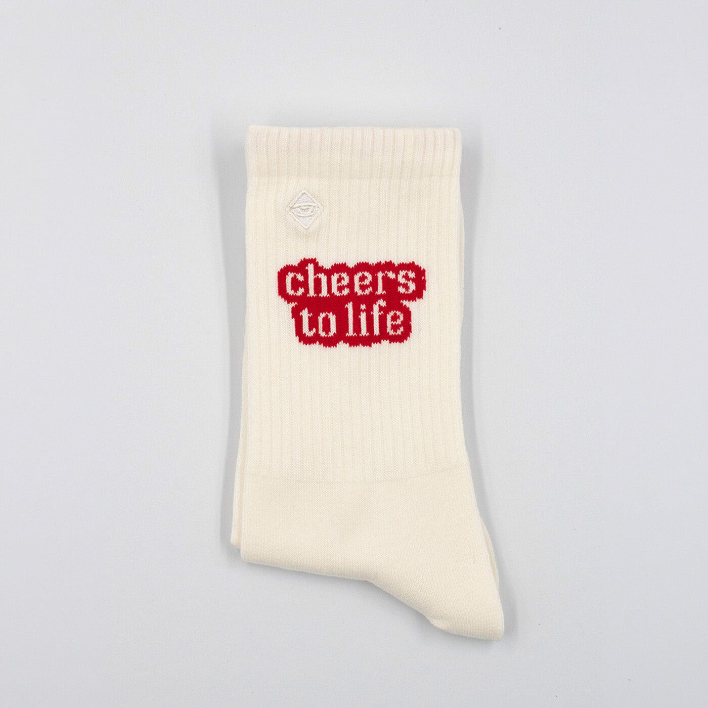 Weiße Crew-Socken mit rotem Schriftzug „Cheers to Life“