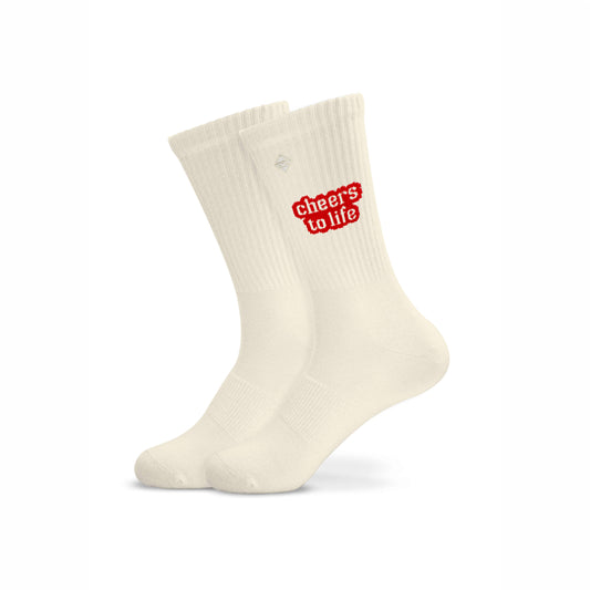Ganze Ansicht Weiße Crew-Socken mit rotem Schriftzug „Cheers to Life“
