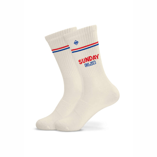 Weiße Crew-Socken mit rotem / blauem „Sunday Club“-Schriftzug