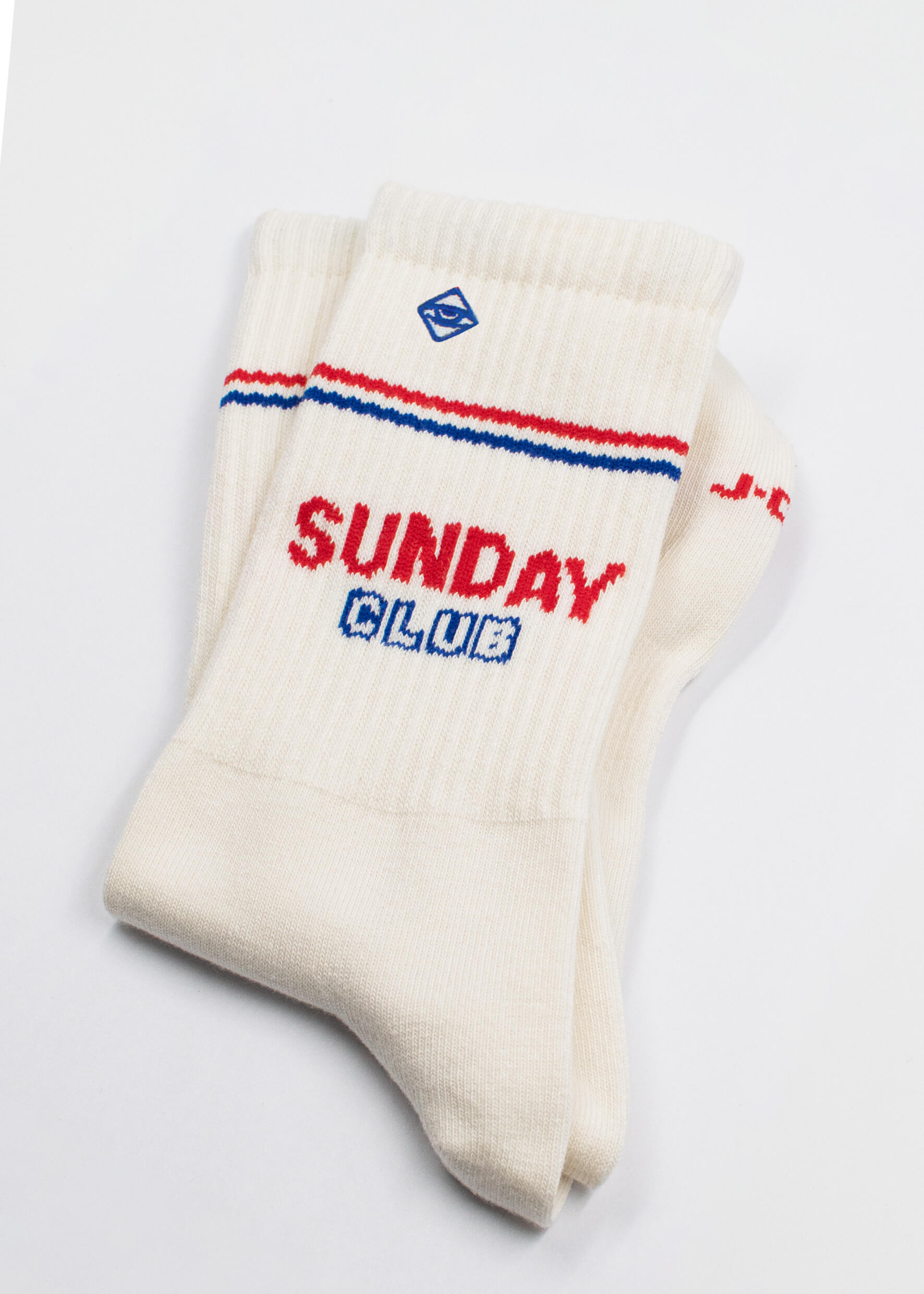 Detailansicht des "Sunday-Club" Schriftzug in blau / rot auf den weißen crew Socken