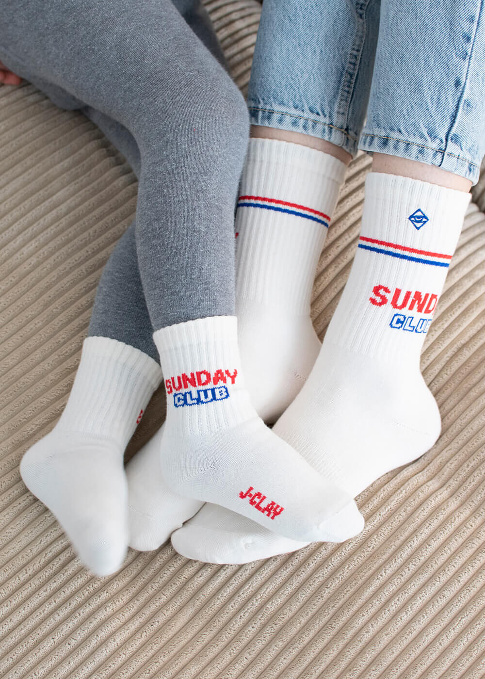 Lifestyle-Bild mit „Sunday Club“ Socken an Kinder- und Erwachsenfüßen