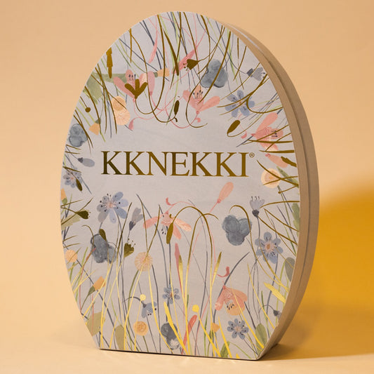 KKNEKKI-Osterei, geschlossen, mit kunstvoller Frühlingsillustration in sanften Pastelltönen