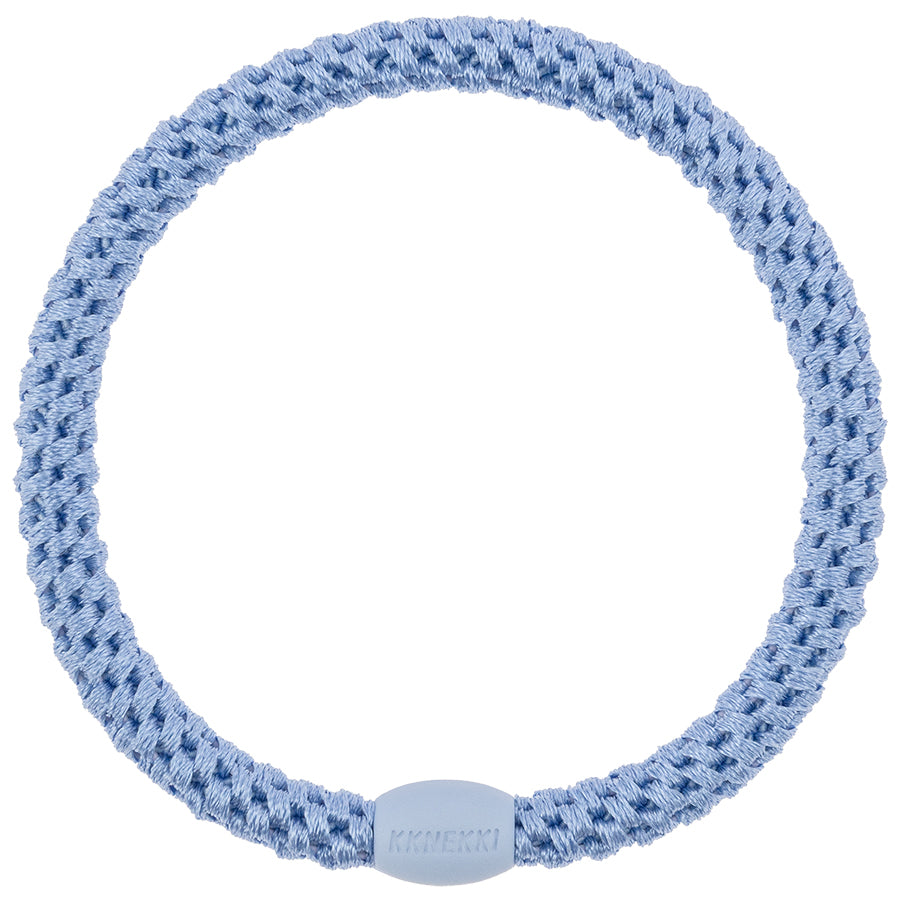 KKNEKKI Slim Haargummi in Baby Blau mit charakteristischem Webdesign, schlanke Silhouette, sanfter Halt ohne Haarbruch, wasserfest und farbecht, mit Perle aus recyceltem Kunststoff