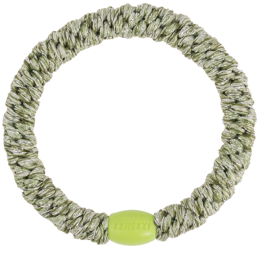 KKNEKKI Glitzer-Haargummi mit charakteristischem Webdesign in der Farbe Grün, sanfter Halt ohne Haarbruch, wasserfest und farbecht, mit Perle aus recyceltem Kunststoff