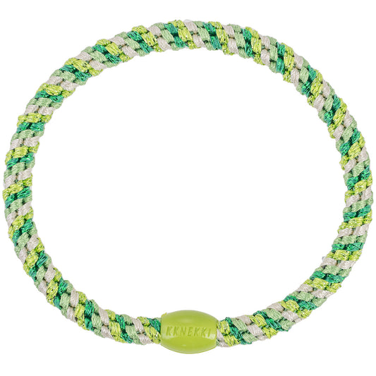 KKNEKKI Slim Mix Haargummi in Grass Green mit charakteristischem Webdesign, schlanke Silhouette, sanfter Halt ohne Haarbruch, wasserfest und farbecht, mit Perle aus recyceltem Kunststoff