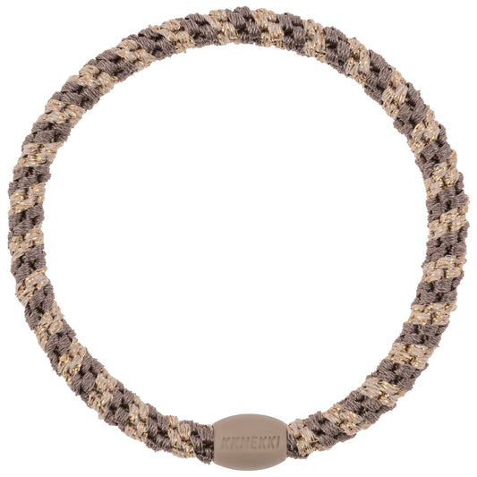 KKNEKKI Slim Mix Haargummi in Mole - Beige mit charakteristischem Webdesign, schlanke Silhouette, sanfter Halt ohne Haarbruch, wasserfest und farbecht, mit Perle aus recyceltem Kunststoff