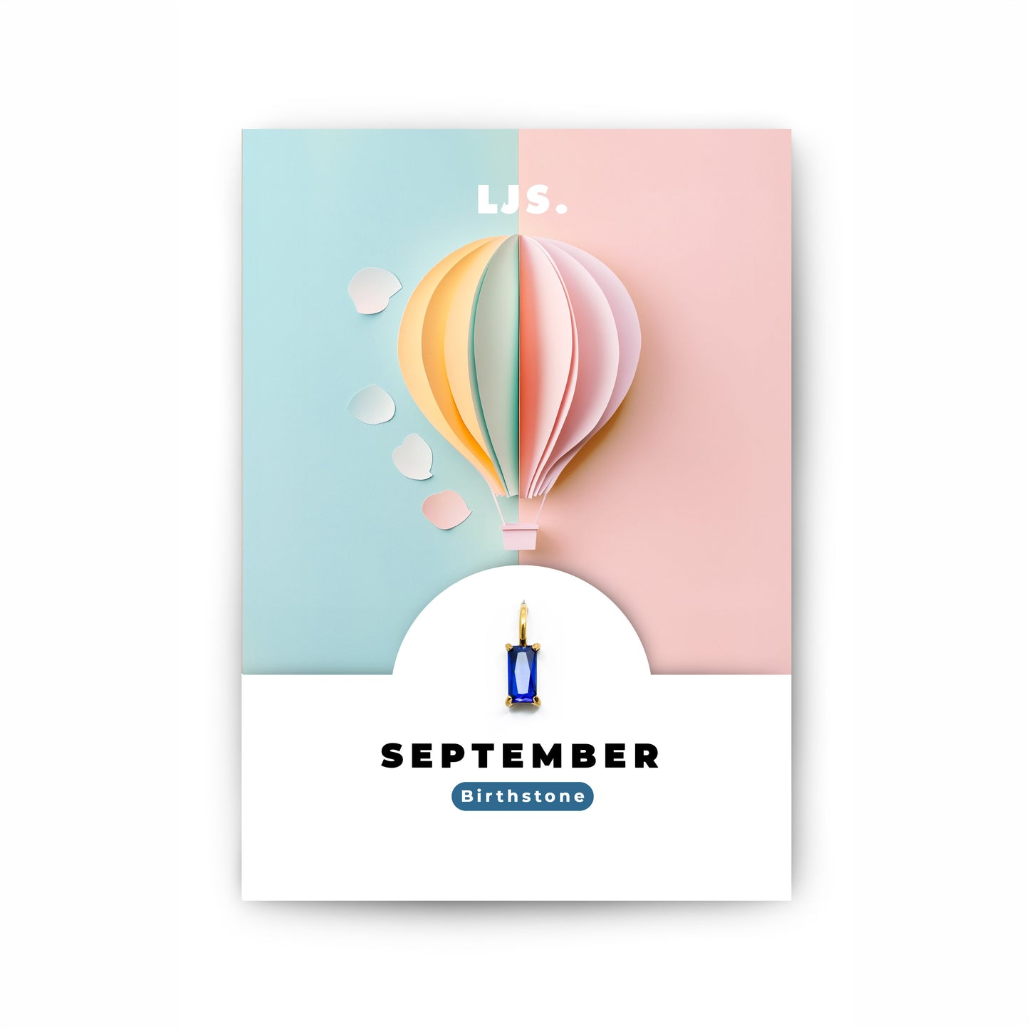 Schmuckanhänger mit dunkelblauem Zirkonia-Kristall als Geburtsstein für das Monat September, auf einer Geschenkkarte von Little Jewellery Stories