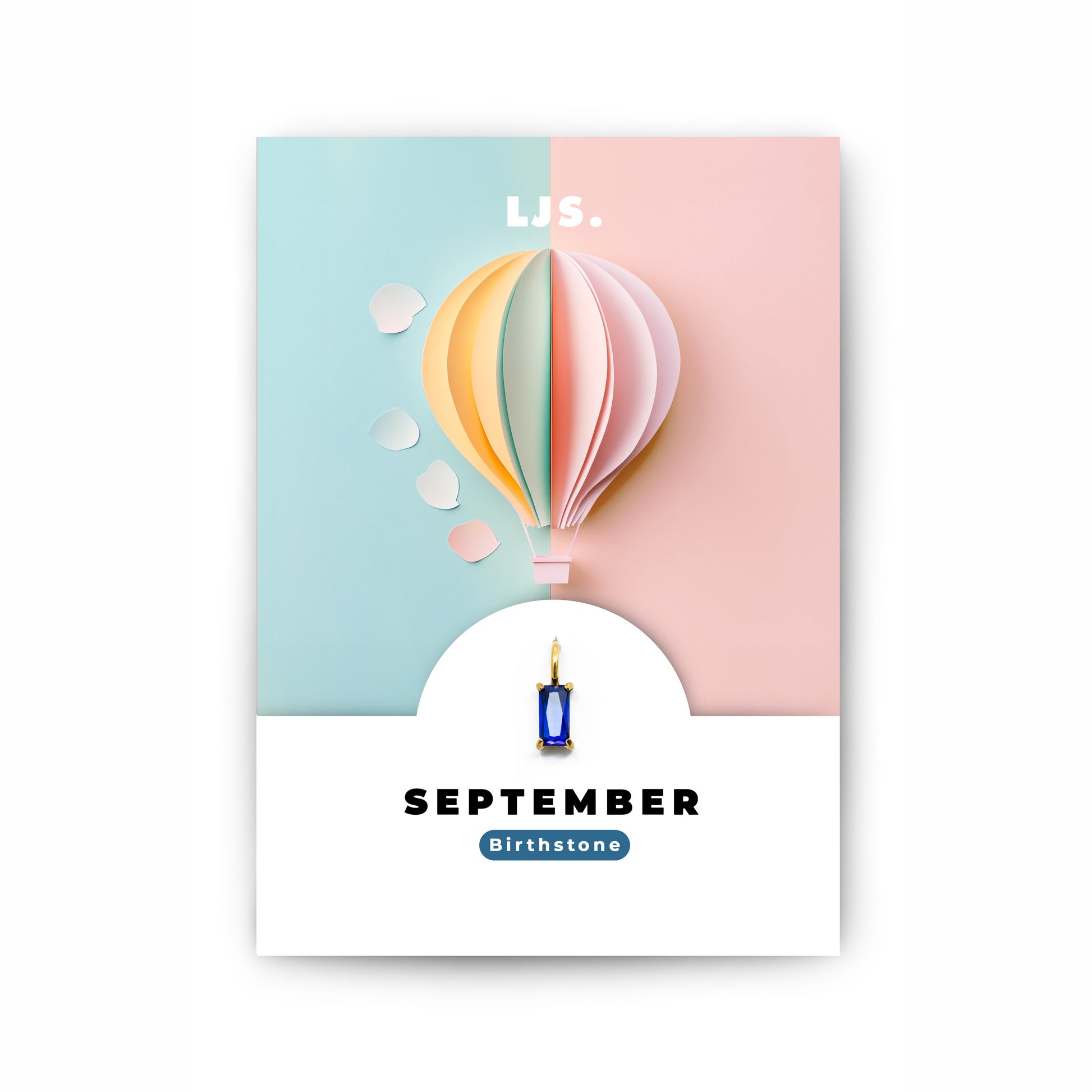 Schmuckanhänger mit dunkelblauem Zirkonia-Kristall als Geburtsstein für das Monat September, auf einer Geschenkkarte von Little Jewellery Stories