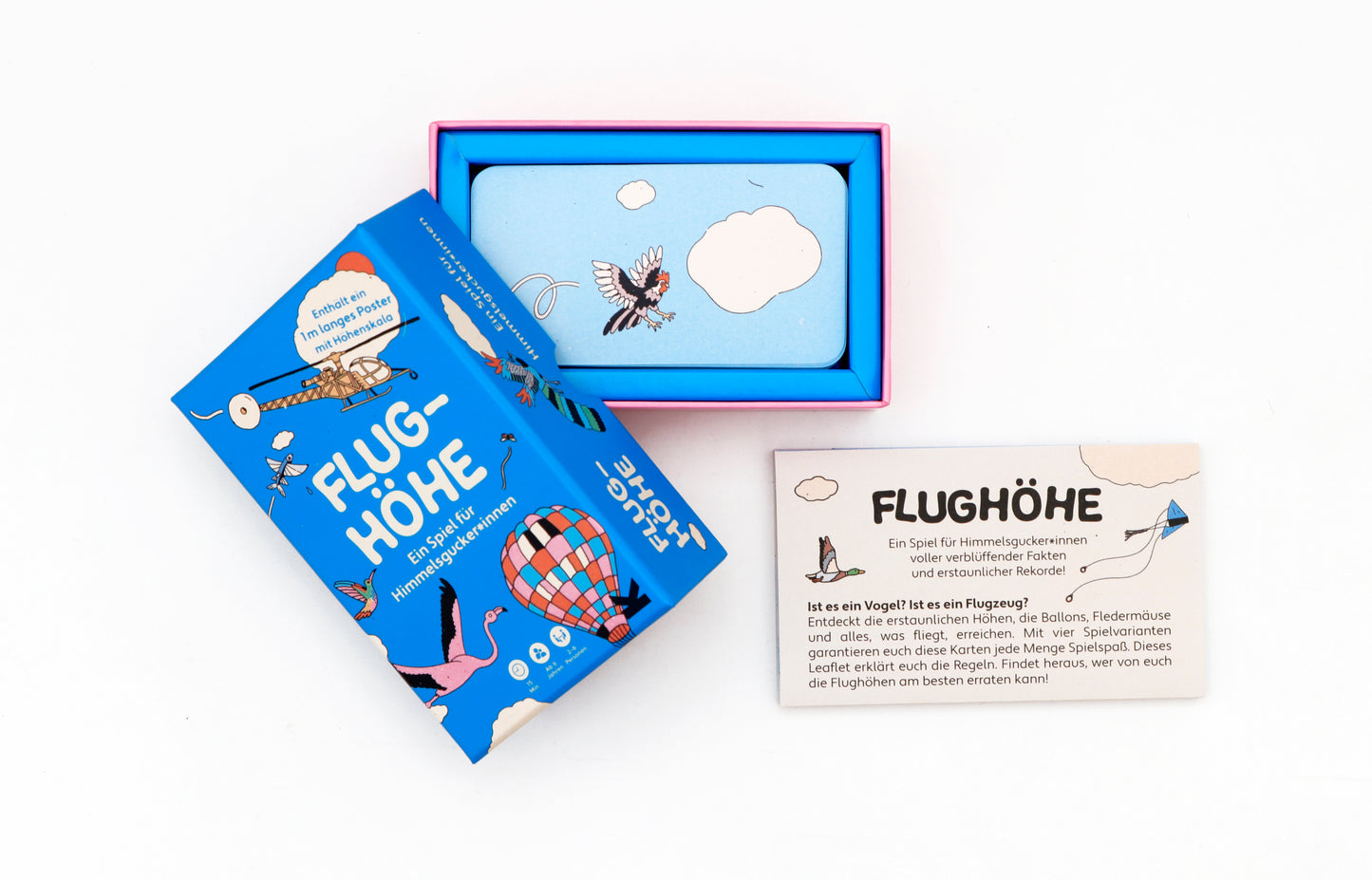 Vorderansicht des Kartenspiels „Flughöhe“ mit einer Spielregelkarte, die erklärt, wie das Spiel funktioniert.