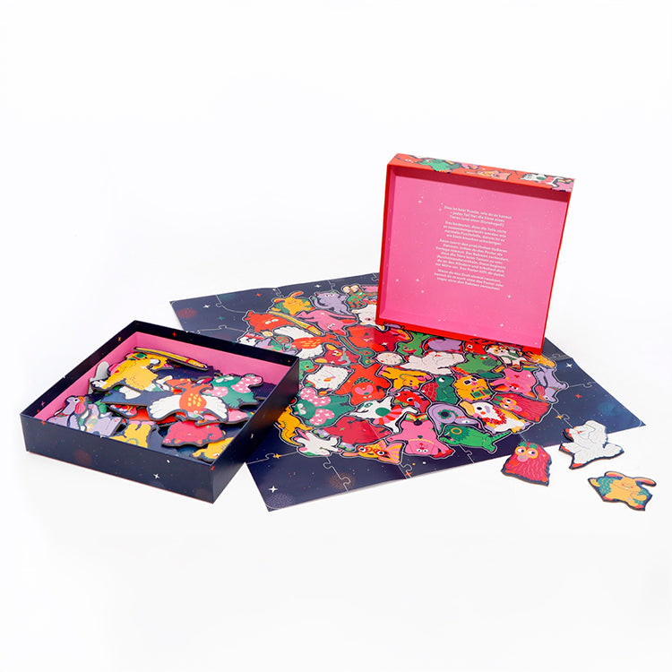 Offene Puzzle-Verpackung mit einzelnen, tierförmigen Puzzleteilen des Haustierparty-Puzzles in verschiedenen Farben und Formen.