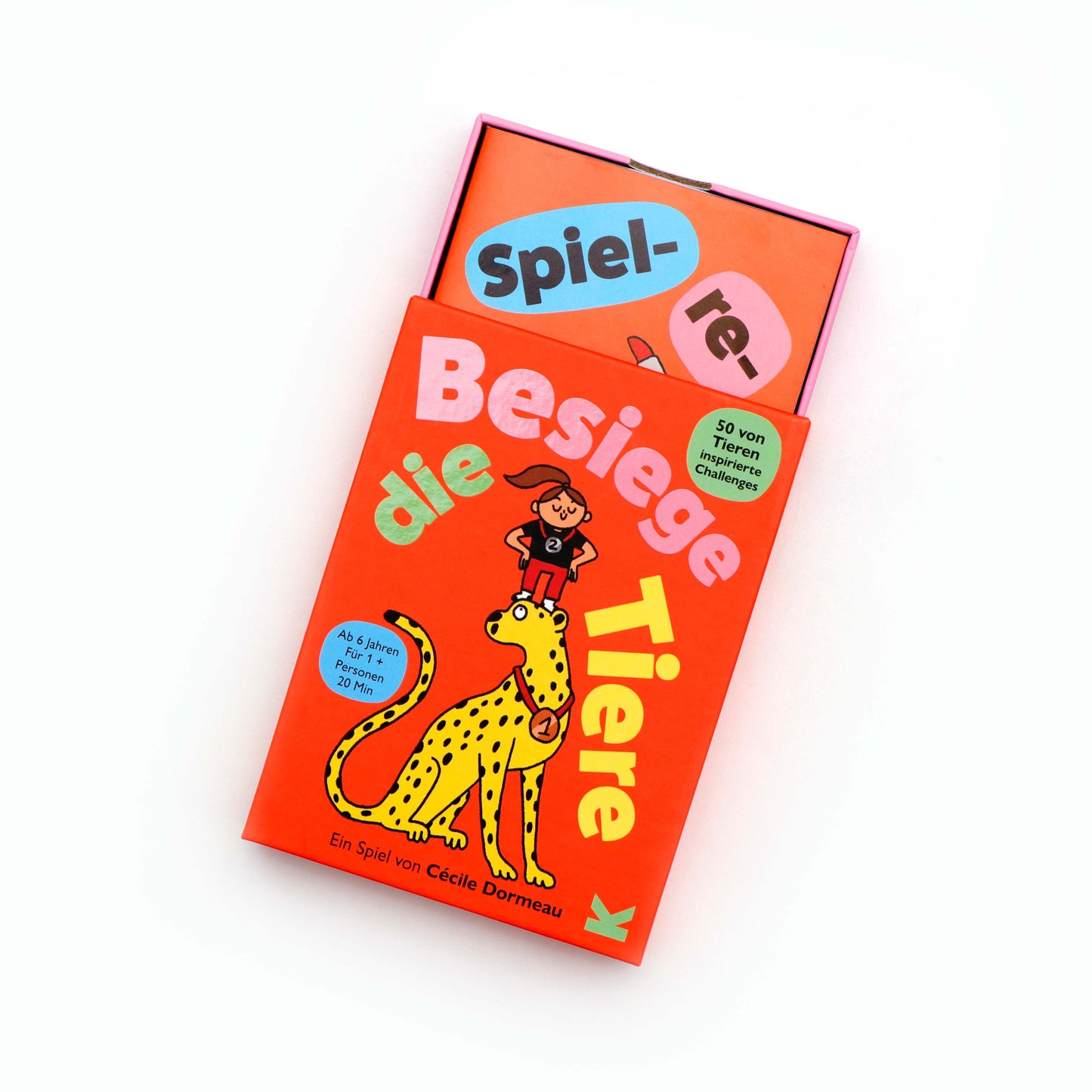 Vorderansicht der halb geöffneten Schachtel des Kartenspiels „Besiege die Tiere“ mit sichtbaren Karten im Inneren.