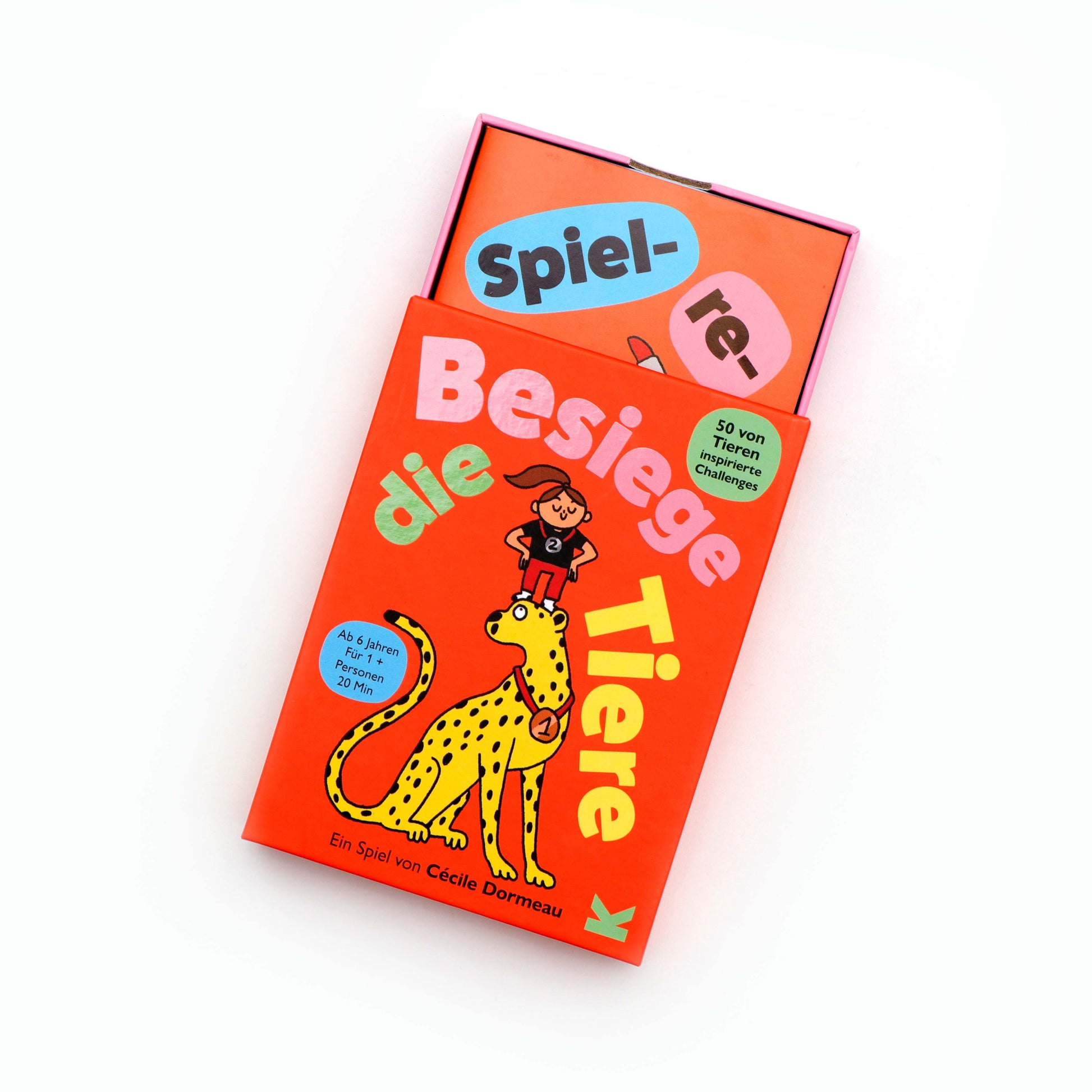 Vorderansicht der halb geöffneten Schachtel des Kartenspiels „Besiege die Tiere“ mit sichtbaren Karten im Inneren.