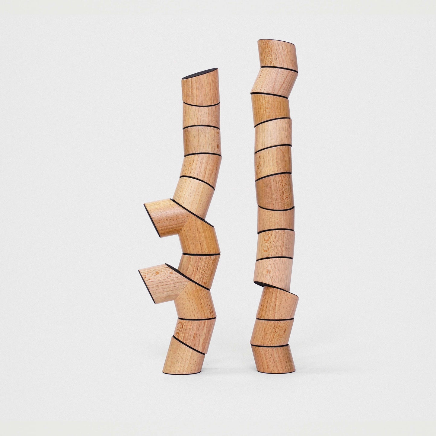 Konstruktionsbeispiel mit gestapelten Holzelementen des Loggos Buchenholz-Stapelspiels