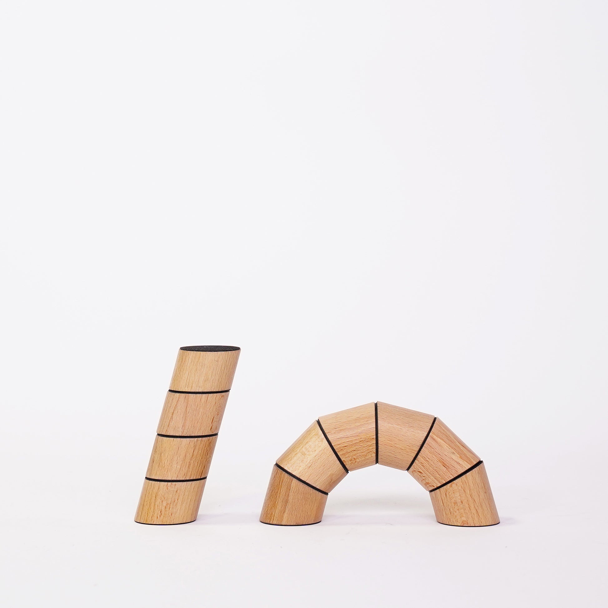 Konstruktionsbeispiel mit gestapelten Holzelementen des Loggos Buchenholz-Stapelspiels