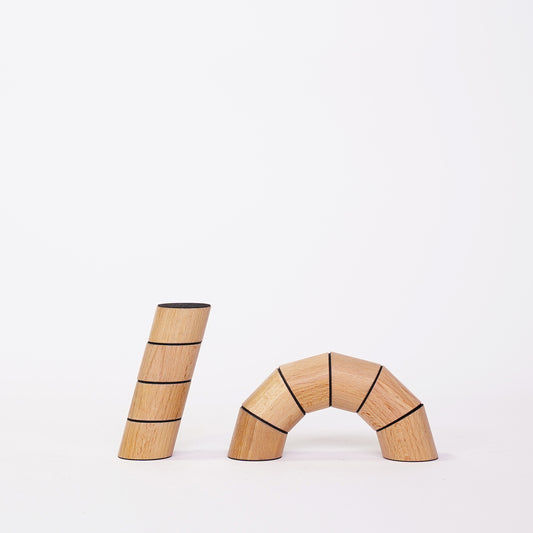 Konstruktionsbeispiel mit gestapelten Holzelementen des Loggos Buchenholz-Stapelspiels