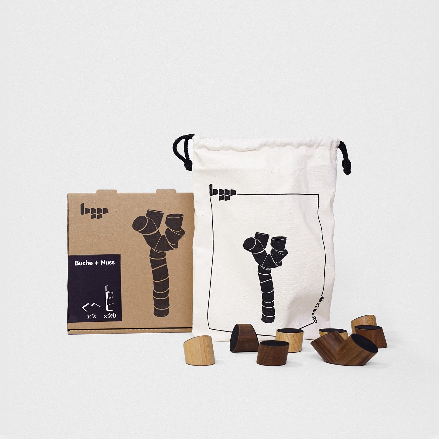 Produktverpackung des Loggos Stapelspiels aus Buchen- und Nussholz inklusive Stoffbeutel