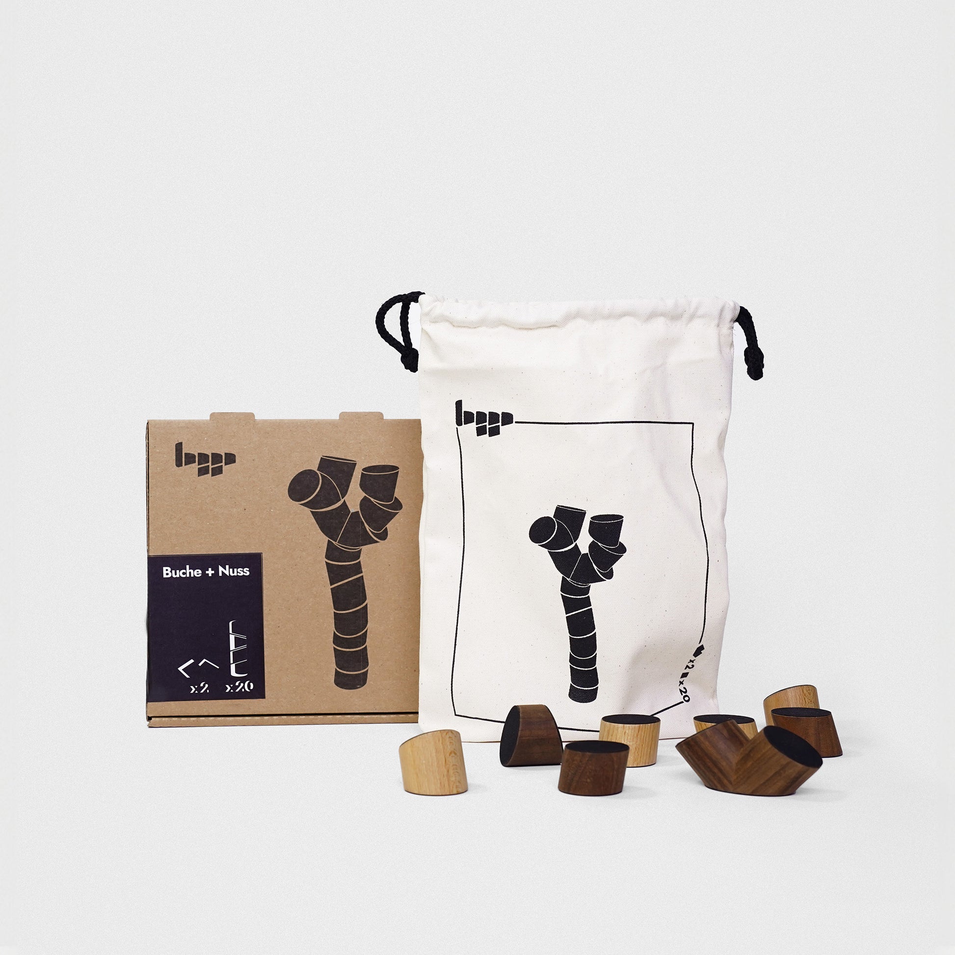 Produktverpackung des Loggos Stapelspiels aus Buchen- und Nussholz inklusive Stoffbeutel