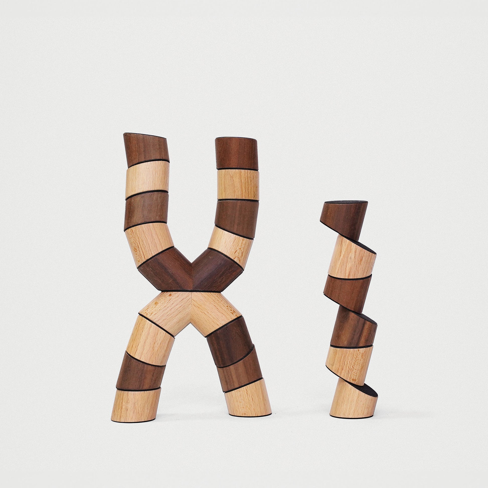 Konstruktionsbeispiel mit gestapelten Holzelementen des Loggos Stapelspiels aus Buchen- und Nussholz