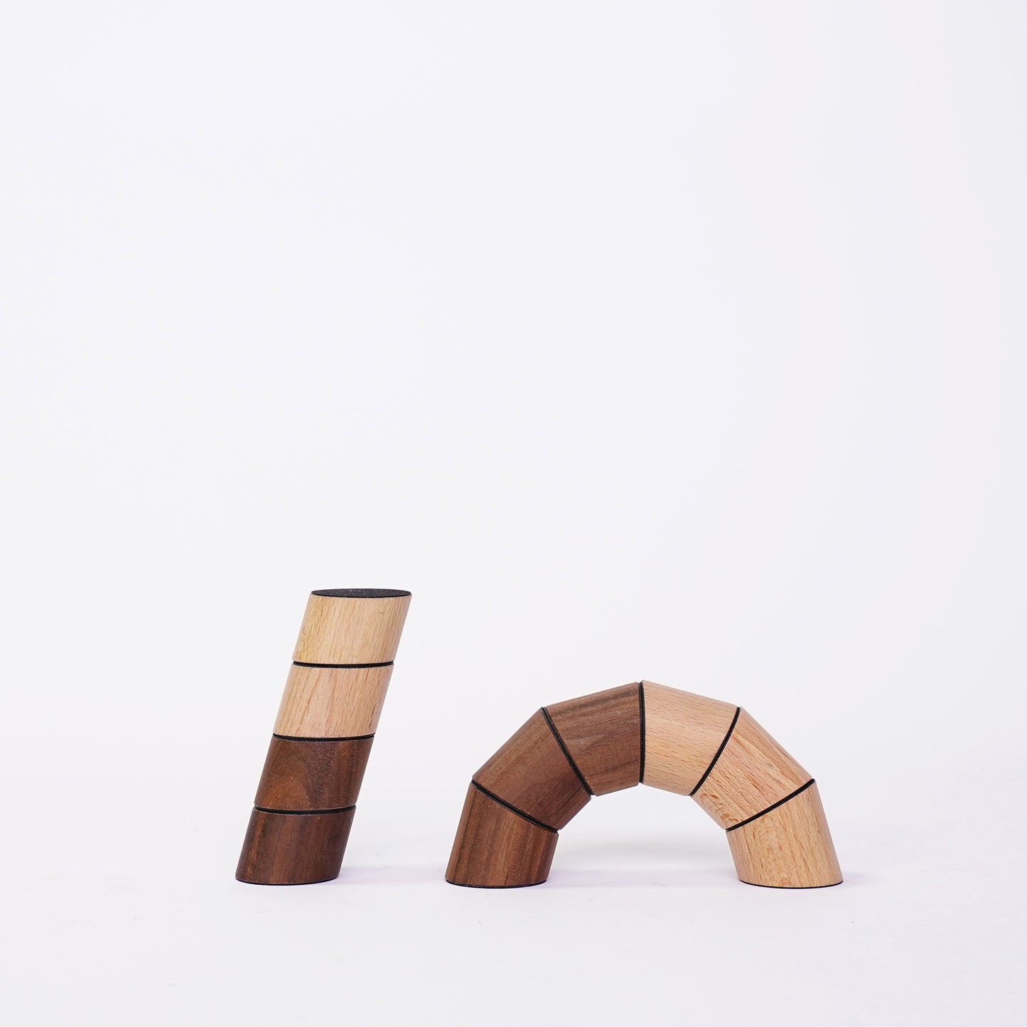 Konstruktionsbeispiel mit gestapelten Holzelementen des Loggos Stapelspiels aus Buchen- und Nussholz