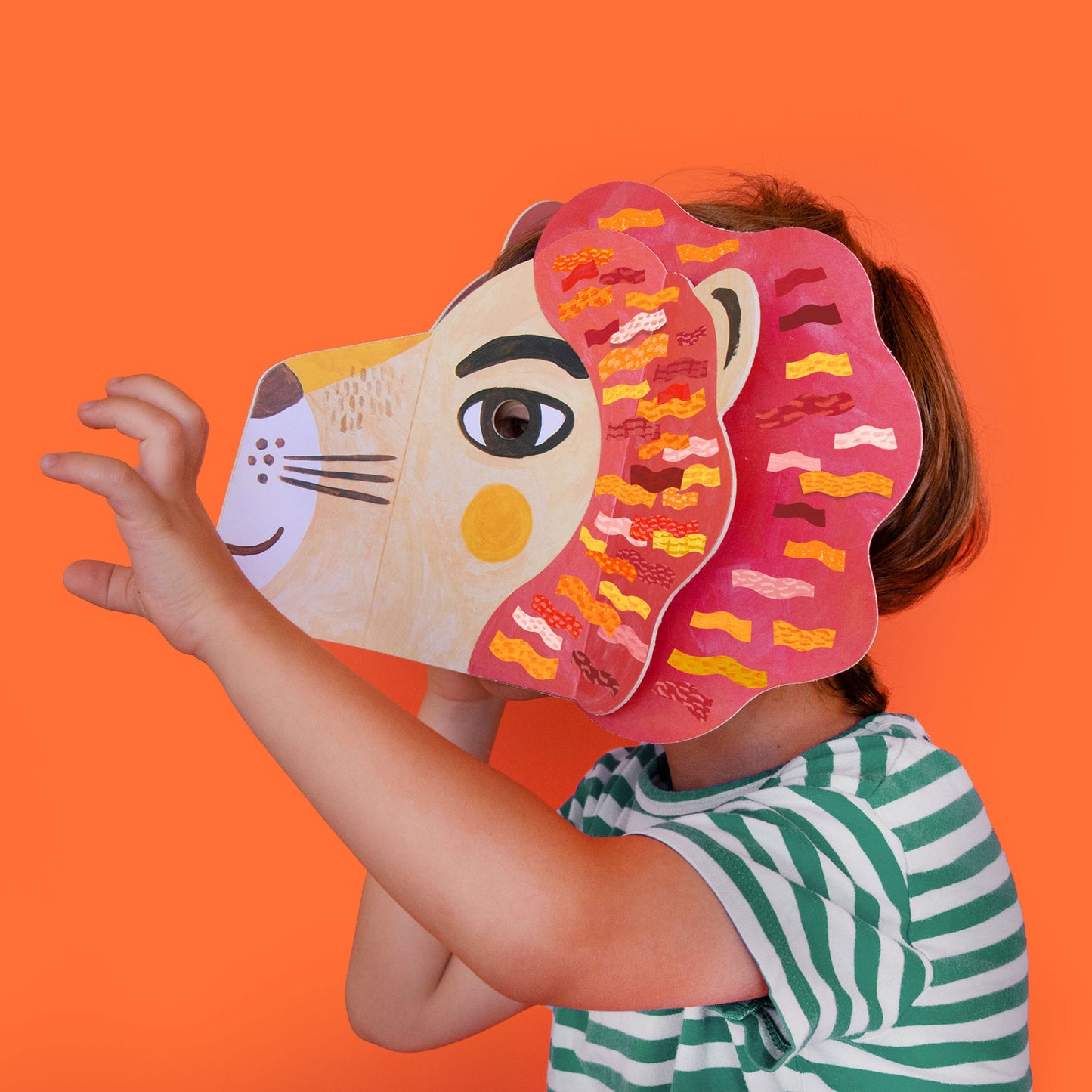 Kind trägt eine Londji Löwenmaske. Die Maske kann mit Stickern individuell gestaltet werden