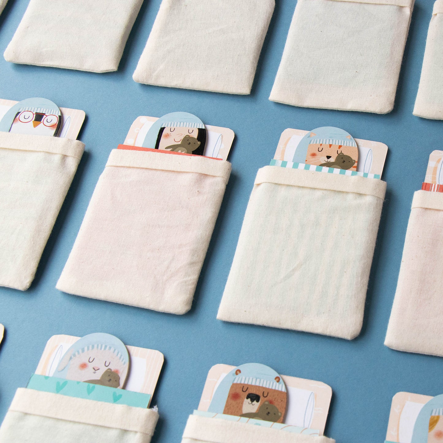 Detailansicht der Figuren in ihren Schlafsäcken aus dem Brettspiel Good Night von Londji