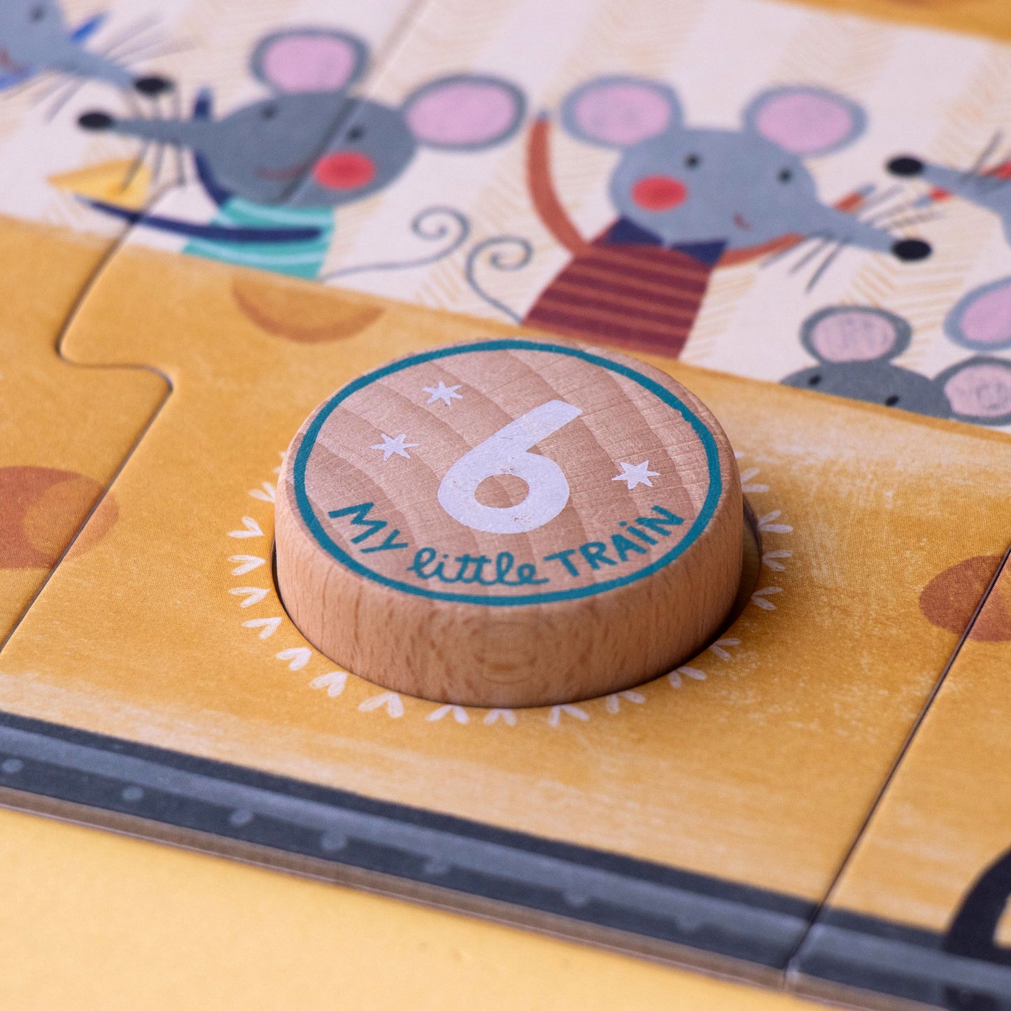 Detailansicht der hölzernen Wagonnummer als Teil des My little train Zug-Puzzle von Londji