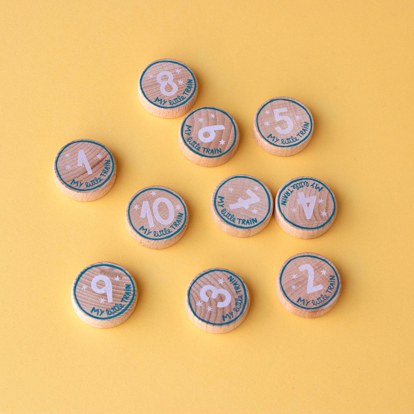 Detailansicht der Holzsteine mit Wagonnummern aus dem My little train Zug-Puzzle von Londji