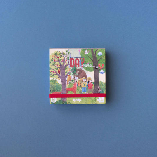 Vorderseite des Puzzle „Day & Night“ von Londji: Illustrierter Wald mit Tieren und zwei Kindern