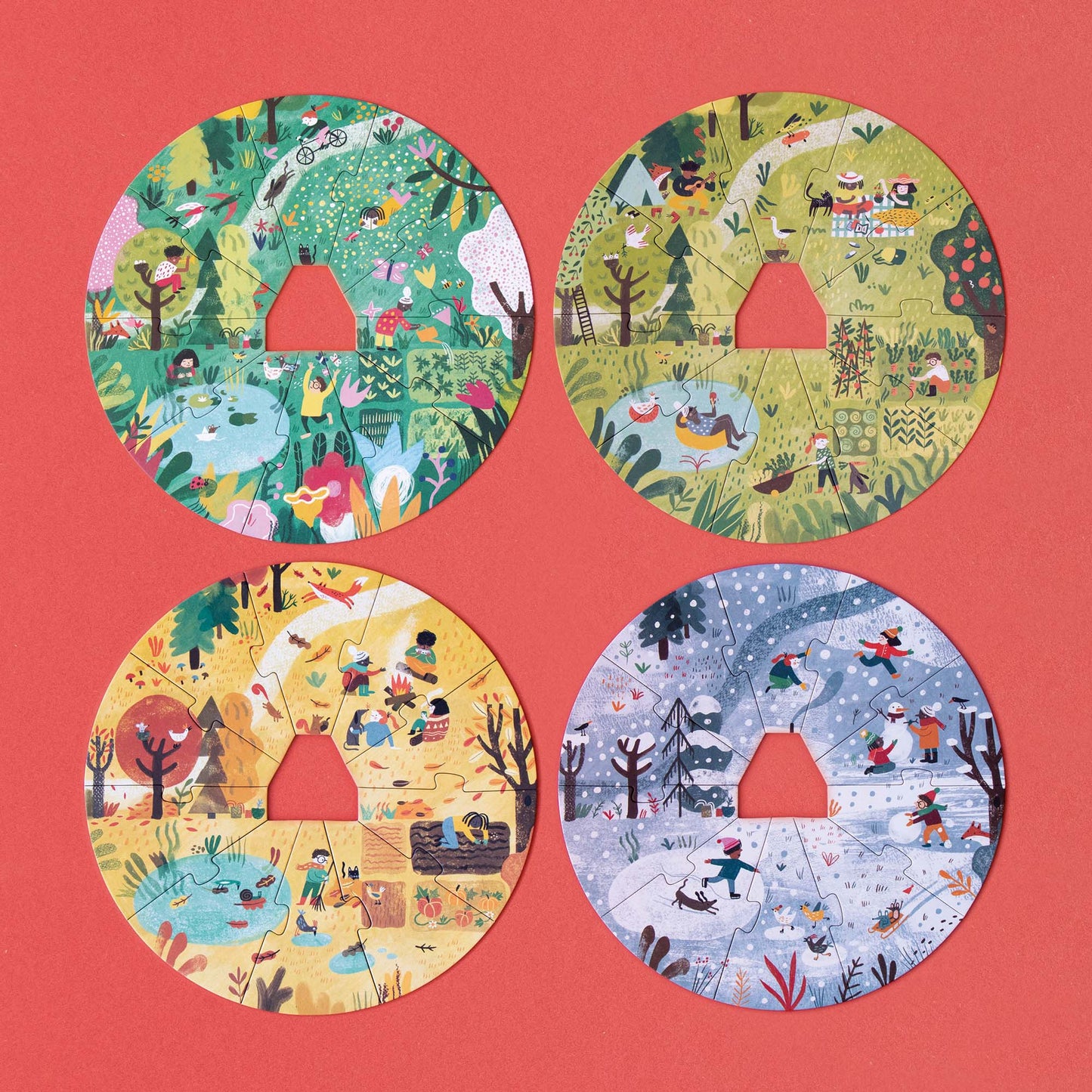 Pocket-Puzzle „A Home for Nature“ von Londji, vier farbige Kreis-Puzzles für die Jahreszeiten Sommer, Winter, Frühling und Herbst, jedes Puzzle hat eine Aussparung in der Mitte für das kleine Holzhaus