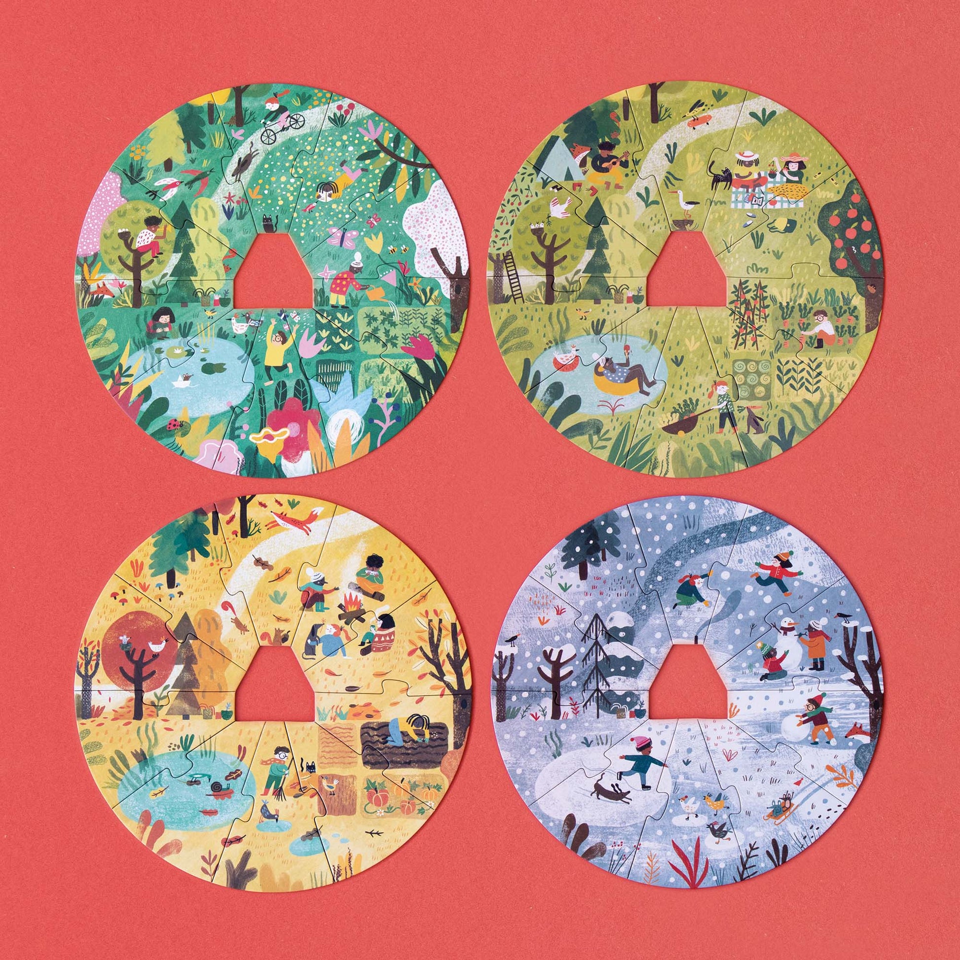 Pocket-Puzzle „A Home for Nature“ von Londji, vier farbige Kreis-Puzzles für die Jahreszeiten Sommer, Winter, Frühling und Herbst, jedes Puzzle hat eine Aussparung in der Mitte für das kleine Holzhaus