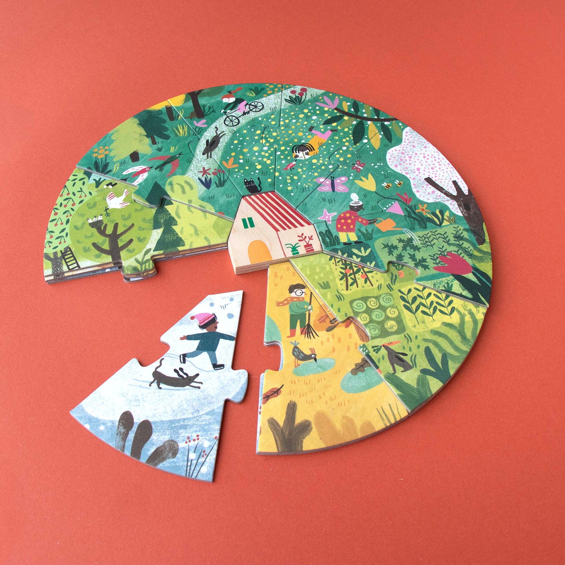 Runde Puzzles des Spiels „A Home for Nature“ von Londji, übereinandergelegt; man kann für jede Jahreszeit ein weiteres Puzzle hinzufügen, mittig Aussparung für das Holzhaus