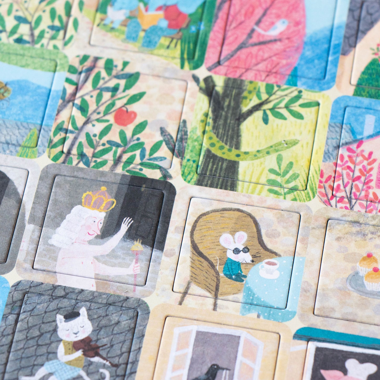 Nahaufnahme der kleinen „Look & Find“-Karten aus dem Puzzle „Once Upon a Time“ von Londji, zeigt verschiedene Motive, die im fertigen Puzzle gefunden werden sollen