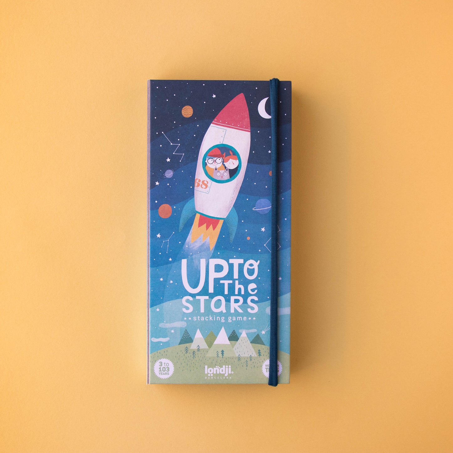 Vorderseite der Verpackung des Up to the stars Holz-Stapelspiels mit Raumfahrtmotiv von Londji
