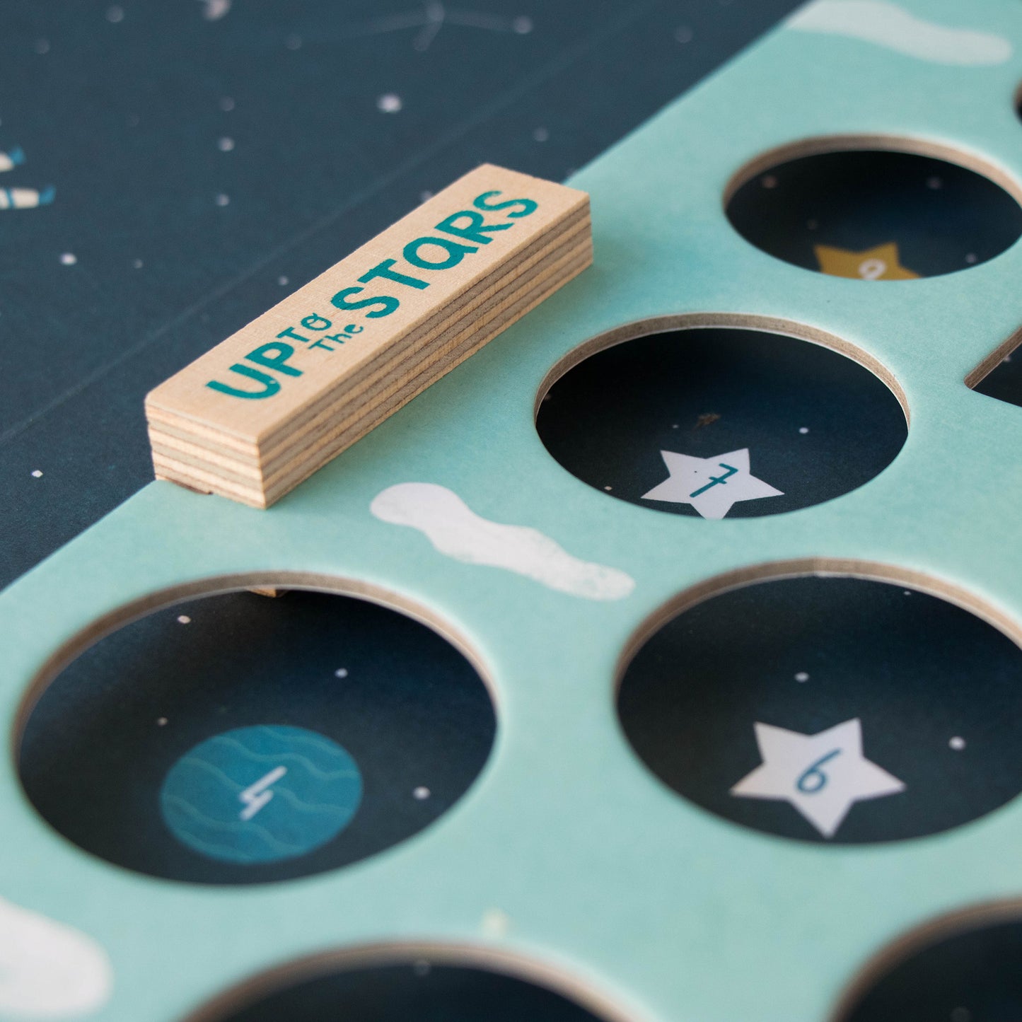 Detailansicht der Verpackung des Up to the stars Holz-Stapelspiels von Londji innen